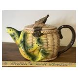 VINTAGE COLLECTIBLE TEA POT-CHECK OUT THE PIC