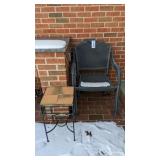 4 metal stacking chairs, 1 side table
