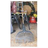 Plastic leaf rake