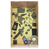 ASSORTMENT OF ARMY PINS AND PATCHES