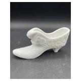 Fenton Milk Glass Daisy and Buttons Pattern Cat