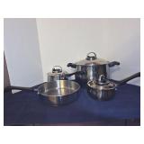 7 piece pot and pan set by Farberware