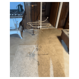 Vintage-Style Metal Towel Stand