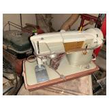 Singer Sewing Machine in Carrying Case