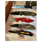 Display of Smith and Wesson, Dewalt, and Northwest trail - 5 knives