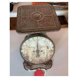 Antique Columbian Family 25 pound scale, zero adjustment works fine