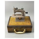 Vintage Singer Salesmanï¿½s Sample w/Carrying Case