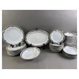 Lynnï¿½s Fine Chine Dishware Set