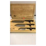 Wolfgang Puck knife set in wood case with cutting