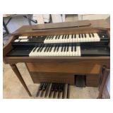 LOWREY Organ - Powers on - foot pedals seam to