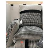 4 Yhrow / Decorative Pillows 18x18 in