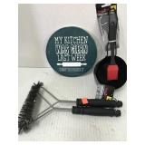 Kitchen & Grill Lot. Trivet, Basting Pan & Brush