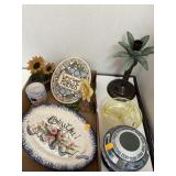 Mixed lot. Plate. Candle holders. Cute decor.