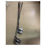 5 golf clubs. Incl. Hogan.