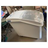 Rubbermaid Beverage/Ice Container w/ Scoop