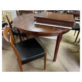 Table wi/ 2 sets of  leaves & 7 chairs. 47in