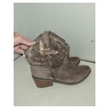 Ladies Boots Sz 9 or 10??