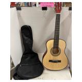 Beginner guitar wi/ gig bag.