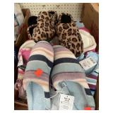 Lot of ladies slippers. Mixed sizes.