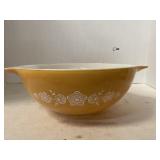 Vintage Pyrex 4qt. mixing bowl.
