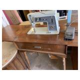 Singer Sewing Machine / Table model  600e