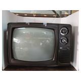 Vntg 1981 Montgomery Ward CRT Television  Retro