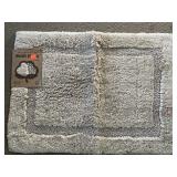 Bath rug. 17x24