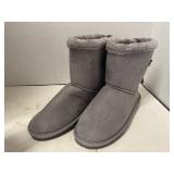 Ladies warm boots. Size 7.