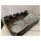 9 Spice containers and oven mitts