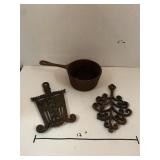 Cart iron pot, 2 trivets