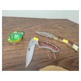 Vntg Metal Frog & 2 Cnt Pocket Knives/ 1 Is