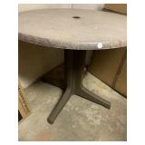 1 cnt Round Table (outdoor/patio?)