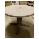 1 cnt Round Table (outdoor/patio?)