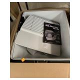 Self cleaning litter box