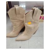 Ladies Nude Colored Sz 6 Boots
