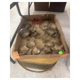 Vntg Picnic Basket w/ 21 cnt  Assorted Cookie