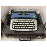 Typewriter Smith Corona w Case