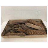 Lot of wooden drawer handles & decor