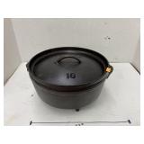 Lodge cast iron footed Dutch oven w/ lid