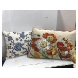 2 Decorative Pillows