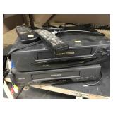 2 VHS Players e Remotes, Phillips Magnavox