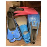 4 pairs of swim fins