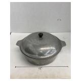 Vntg aluminum Dutch oven w/lid