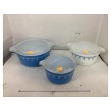 Vntg Pyrex casserole dishes w/ lids 1, 2, & 2 1/2
