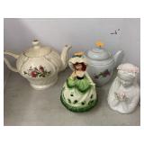 2 teapots and 2 figurines