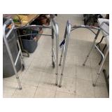2cnt walkers, 1 with wheels