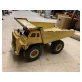 Metal dump truck toy