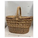 Picnic basket with plastic dishes