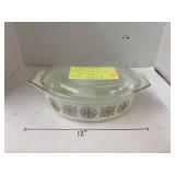 1950ï¿½s Pyrex casserole dish w/lid