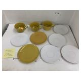 Vntg Melamine Cups, Saucers, and Plates
